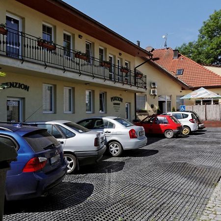 Restaurace A Penzion Garnet Olomouc Bagian luar foto