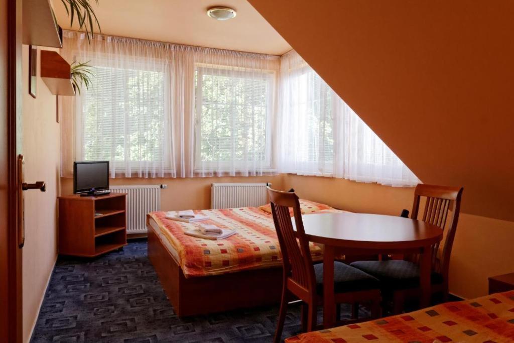 Restaurace A Penzion Garnet Olomouc Bagian luar foto