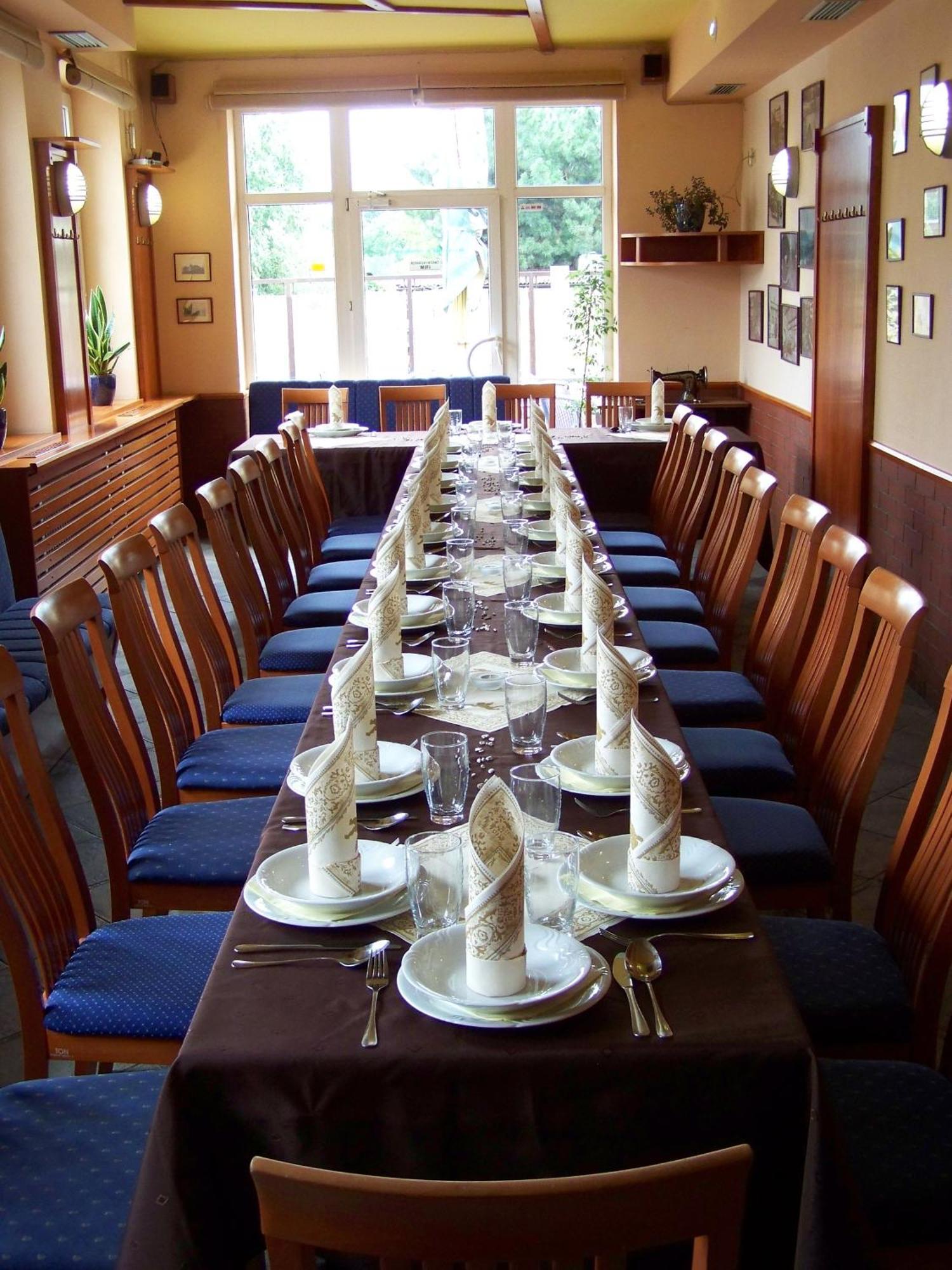 Restaurace A Penzion Garnet Olomouc Bagian luar foto