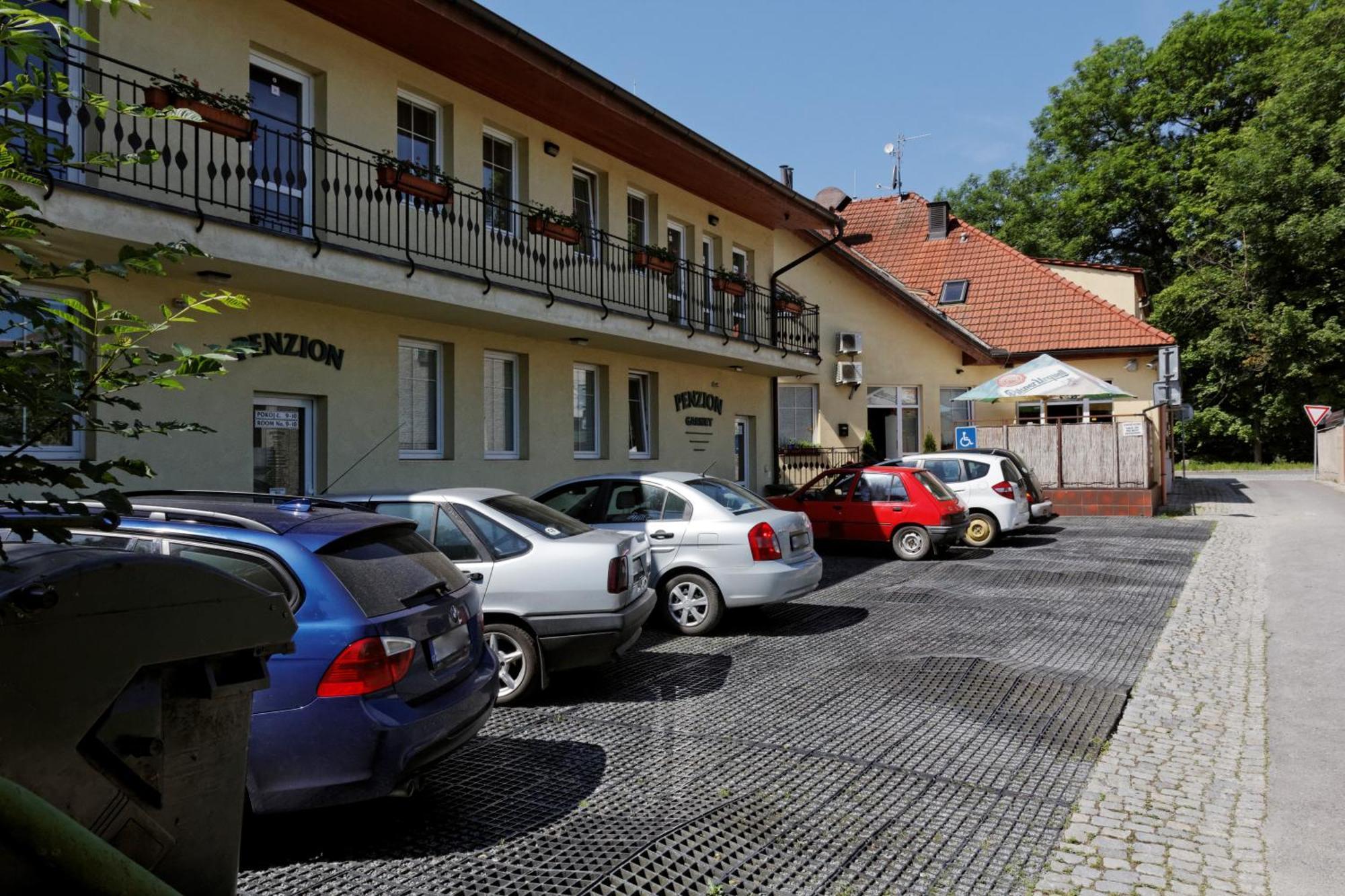 Restaurace A Penzion Garnet Olomouc Bagian luar foto