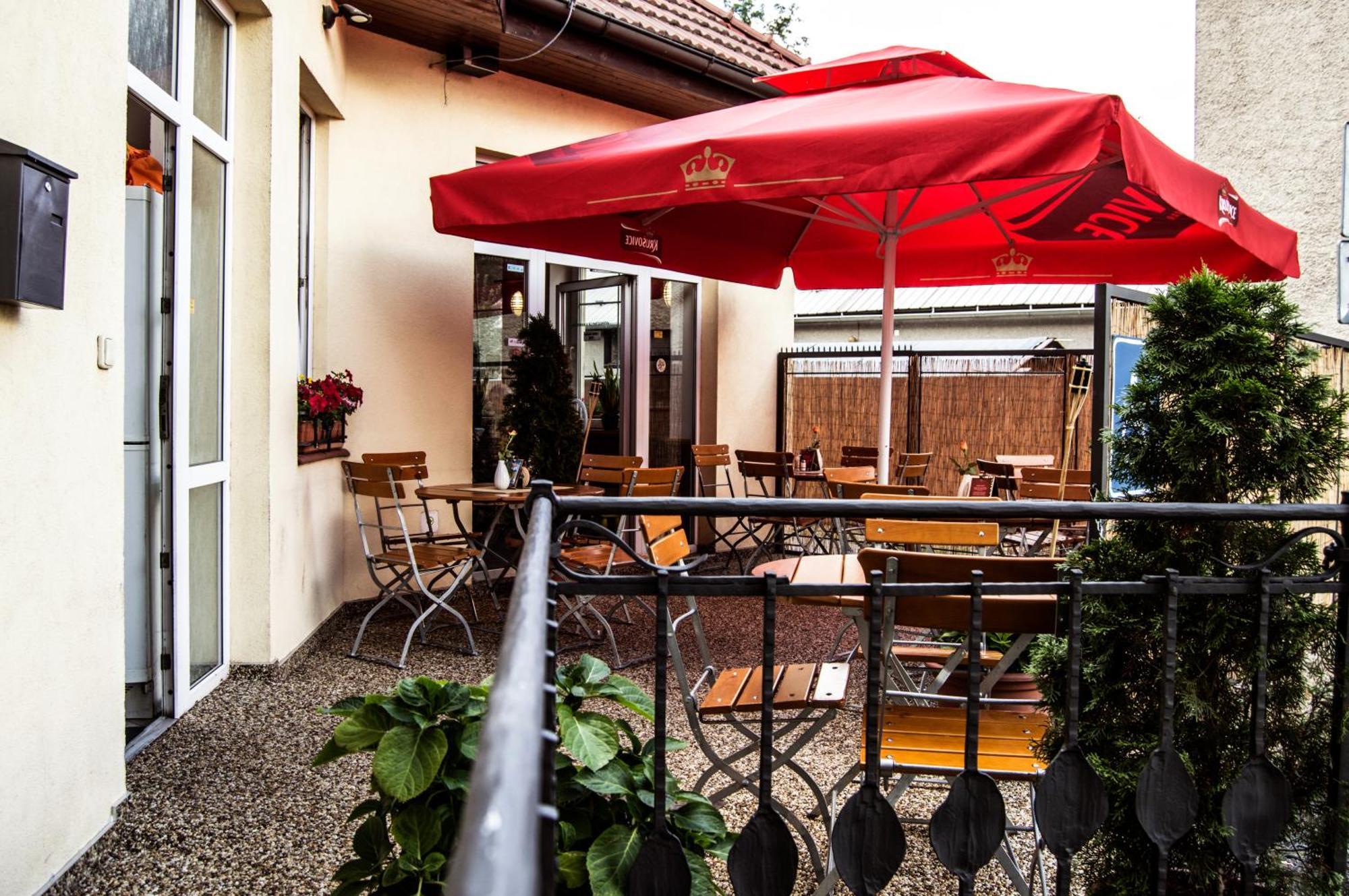 Restaurace A Penzion Garnet Olomouc Bagian luar foto