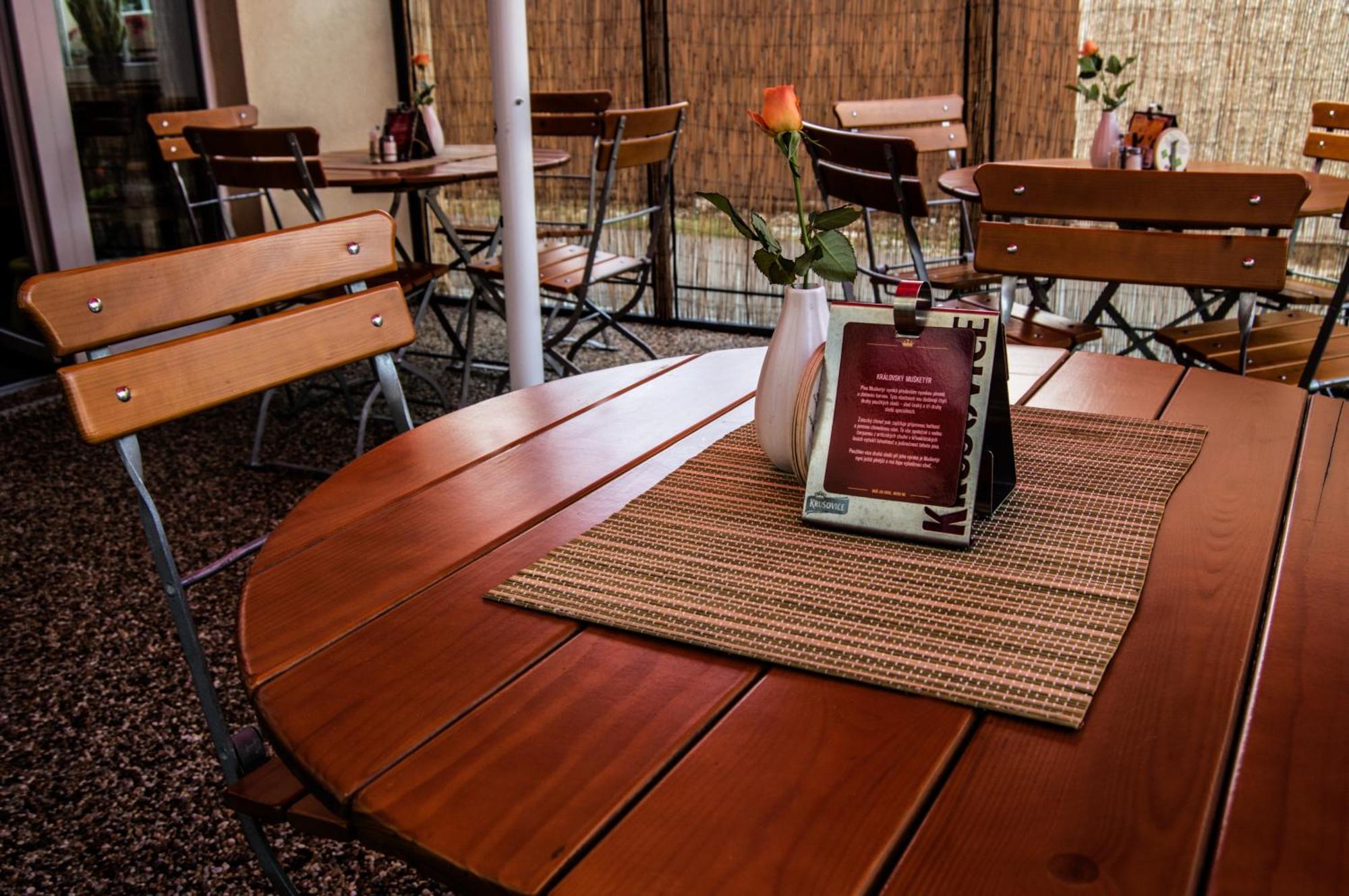 Restaurace A Penzion Garnet Olomouc Bagian luar foto