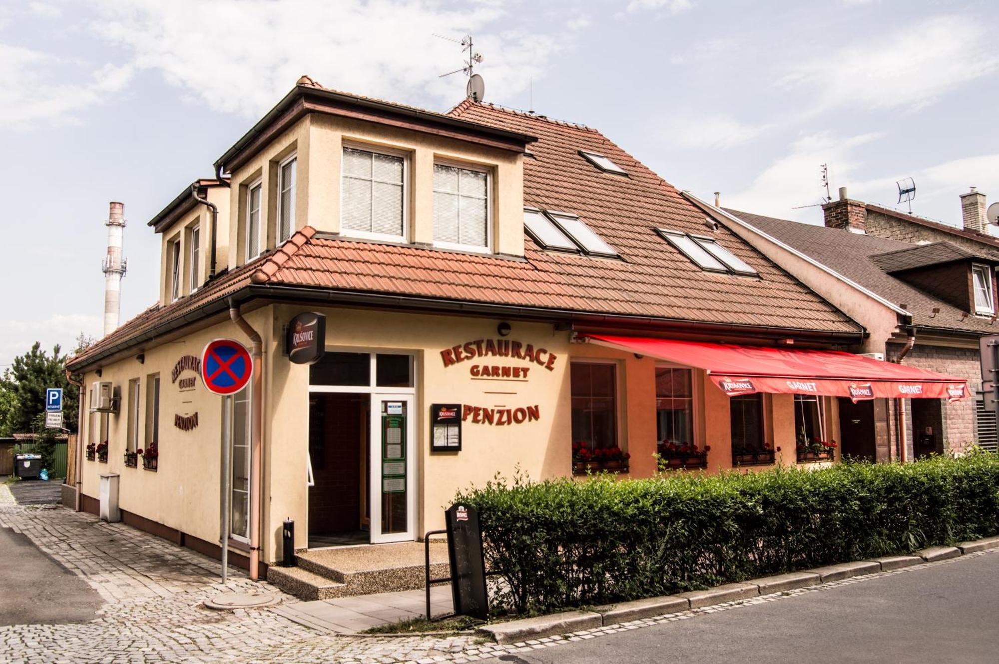 Restaurace A Penzion Garnet Olomouc Bagian luar foto